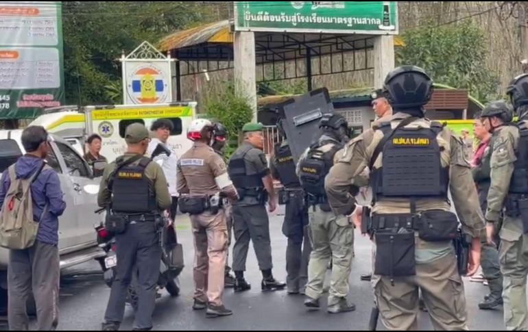 Personal de seguridad en la escuela donde se registró un tiroteo en el sur de Tailandia. EFE/ Oficina de Relaciones Públicas de la Provincia De Songkhla