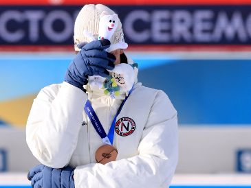 El biatleta Sturla Holm Laegreid se puso a llorar y dijo haber cometido "el mayor error" de su vida. EFE / P. Teysssot