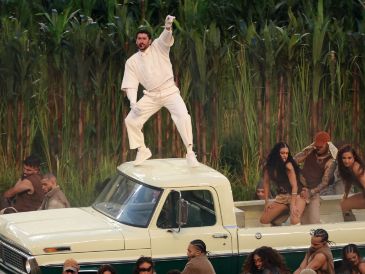 En general, el espectáculo de Bad Bunny promedió 128.2 millones de espectadores. AFP / P. T. Fallon