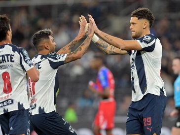 “Tecatito” Corona y Lucas Ocampos ingresaron en la parte final del juego y fueron protagonistas del segundo gol. EFE/M. Sierra