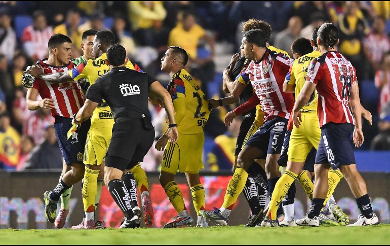 Este 14 de febrero, los aficionados de Chivas y América revivirán una rivalidad marcada por todo menos por el amor. IMAGO7