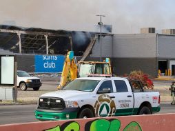 Aunque el fuego alcanzó gran intensidad al interior del establecimiento, las autoridades confirmaron que no se reportan personas lesionadas. CORTESÍA/ Coordinación Estatal de Protección Civil del Estado de Sonora