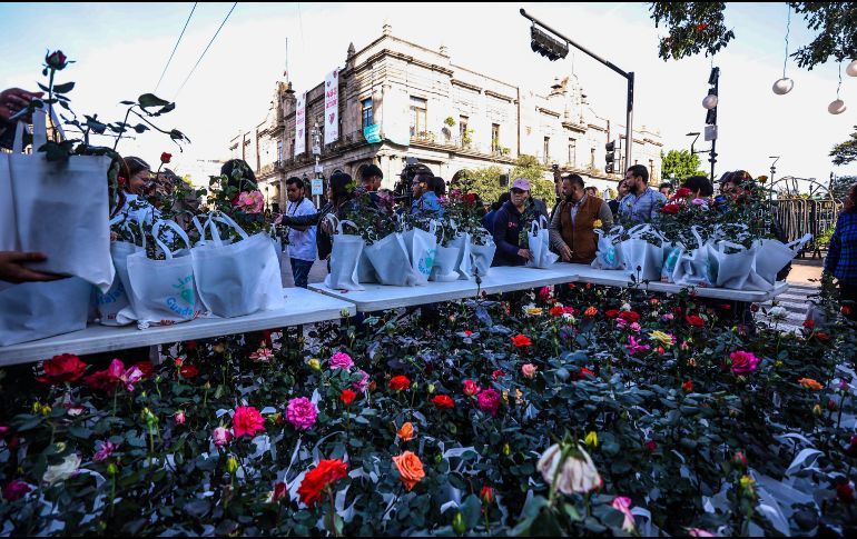 Ese día, se entonarán las mañanitas al son del mariachi, y se repartirán picones y chocolate, además de rosales, en honor a la Ciudad de las Rosas, a los asistentes. EL INFORMADOR/ARCHIVO
