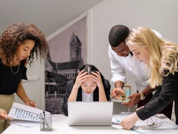 El hostigamiento constante en el trabajo puede derivar en estrés, ansiedad y otros problemas de salud mental. CANVA