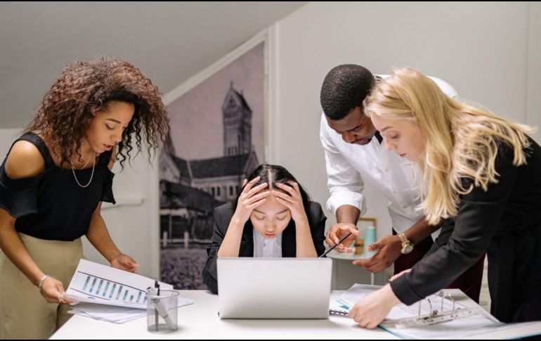 El hostigamiento constante en el trabajo puede derivar en estrés, ansiedad y otros problemas de salud mental. CANVA