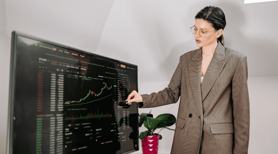 Este bot almacena los datos de forma segura en su propio espacio, y funciona con instrucciones propias y ajustes específicos para generar respuestas confiables y minimizar errores. CANVA