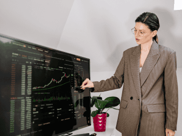 Este bot almacena los datos de forma segura en su propio espacio, y funciona con instrucciones propias y ajustes específicos para generar respuestas confiables y minimizar errores. CANVA