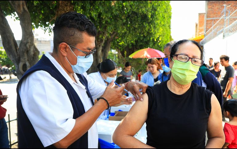 La vacunación se mantiene como la principal estrategia para frenar la propagación del virus ante el aumento de casos confirmados. EL INFORMADOR/ARCHIVO