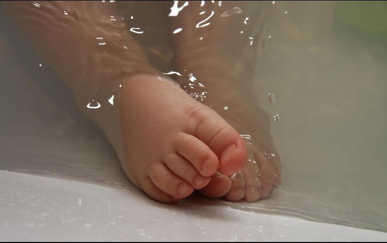 Durante los primeros días en casa, la limpieza puede hacerse con una esponja o toallita húmeda, evitando mojar el cordón umbilical hasta que cicatrice por completo. Pixabay