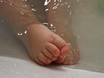 Durante los primeros días en casa, la limpieza puede hacerse con una esponja o toallita húmeda, evitando mojar el cordón umbilical hasta que cicatrice por completo. Pixabay