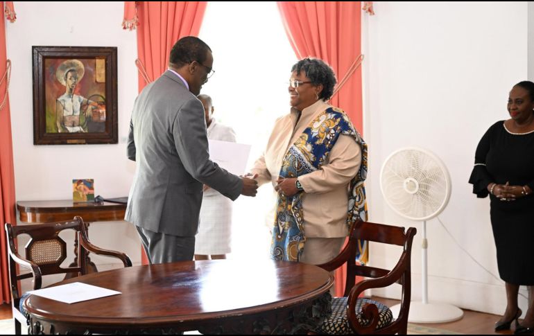 En su breve discurso de toma de posesión, Mottley, de 60 años, enfatizó el enfoque de su Gobierno en la lucha contra la pobreza. EFE/ @miaamormottley.