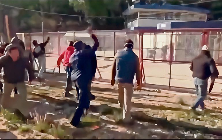 Pobladores denunciaron el uso excesivo de la fuerza y reportaron daños a las patrullas. ESPECIAL