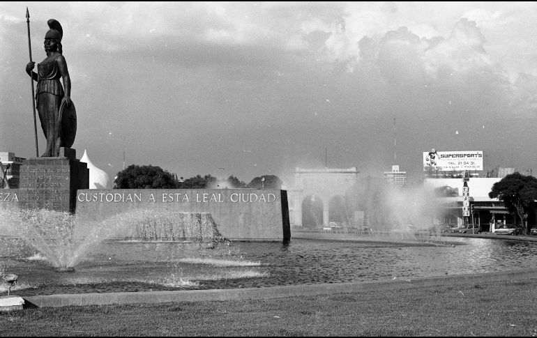 No obstante las pregonadas campañas de descontaminación visual que incluyen la prohibición de anuncios estructurales en determinadas zonas de la ciudad, como en la Glorieta Minerva, que es puerta de entrada, inexplicablemente el Ayuntamiento todavía permite la colocación de anuncios precisamente en ese lugar. Hemeroteca: 01 de Julio de 1980. EL INFORMADOR/ ARCHIVO