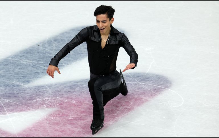 Donovan Carrillo culminó con su característica variación de campana y deslizándose en una rodilla con una gran sonrisa. EFE / W. Hao