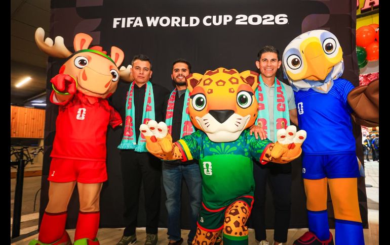 Este viernes exjugadores como Jonny Magallón, Pável Pardo y Mario Méndez, junto al medallista olímpico y embajador de Guadalajara para el Mundial, Iván García, convivieron con aficionados en un centro comercial de Avenida Patria. EL INFORMADOR / J. Acosta