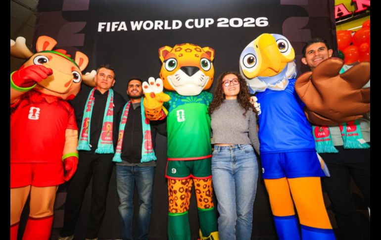 Este viernes exjugadores como Jonny Magallón, Pável Pardo y Mario Méndez, junto al medallista olímpico y embajador de Guadalajara para el Mundial, Iván García, convivieron con aficionados en un centro comercial de Avenida Patria. EL INFORMADOR / J. Acosta