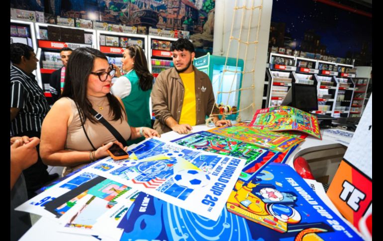 Este viernes exjugadores como Jonny Magallón, Pável Pardo y Mario Méndez, junto al medallista olímpico y embajador de Guadalajara para el Mundial, Iván García, convivieron con aficionados en un centro comercial de Avenida Patria. EL INFORMADOR / J. Acosta