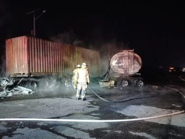 Se atendió incendio de un tractocamión con un contenedor sin carga y una pipa con capacidad de 40 mil  litros completamente vacía, un lesionado en estado leve. ESPECIAL