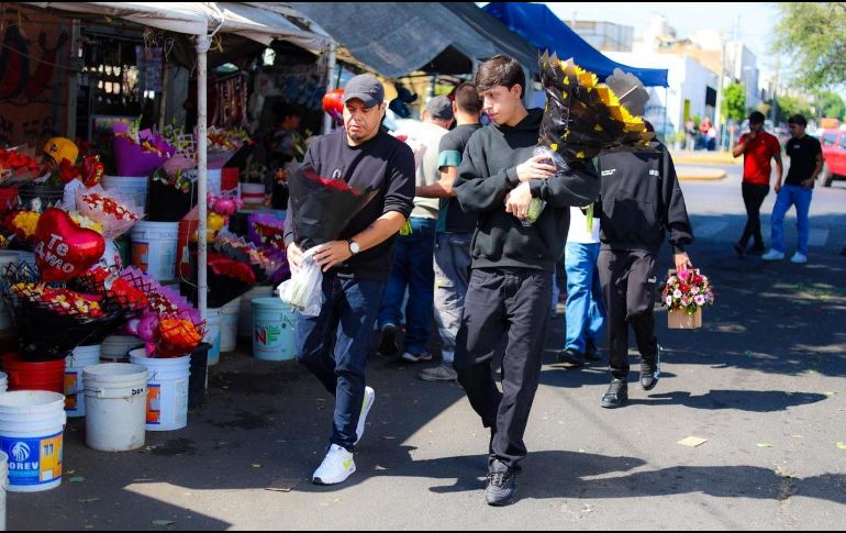 El Mercado de las Flores, frente al panteón de Mezquitán es uno de los puntos recurridos para la compra de regalos para San Valentín. EL INFORMADOR / A. Navarro