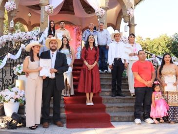 En el Jardín Hidalgo, 500 parejas formalizaron su unión en la Segunda Edición de las Bodas de la Esperanza, organizada por el Ayuntamiento de San Pedro Tlaquepaque. CORTESÍA.