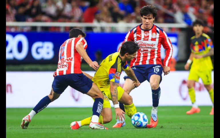 Afición, intensidad y rivalidad al máximo durante el Clásico Nacional entre Chivas y América. EL INFORMADOR/J.ACOSTA