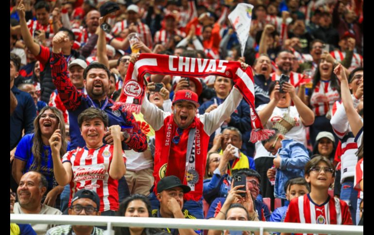Afición, intensidad y rivalidad al máximo durante el Clásico Nacional entre Chivas y América. EL INFORMADOR/J.ACOSTA
