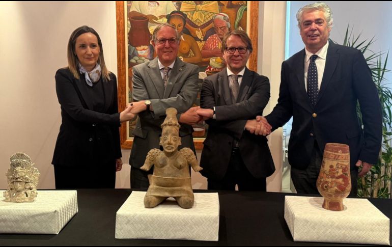  Se trata de una figura femenina de barro modelado, de 43 centímetros de altura, con superficie pulida y detalles al pastillaje e incisiones. CORTESÍA/ Secretaría de Relaciones Exteriores