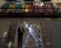 Grafiti del artista Alberto León para reivindicar la paz en Barcelona, España mostrando a Bad Bunny y Donald Trump. EFE/ M. Perez