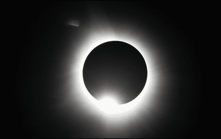 Este fenómeno será el único eclipse anular que ocurra en 2026. Iniciará con una fase parcial, cuando la Luna comience a colocarse frente al Sol.  CANVA