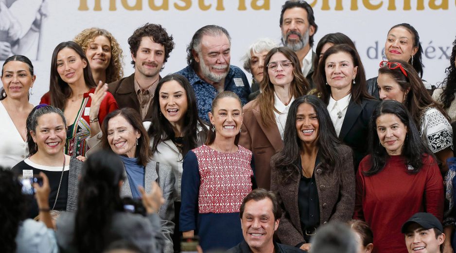 La Presidenta Claudia Sheinbaum y la actriz Salma Hayek, durante el anuncio de la nueva ley. EFE
