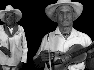 El proyecto "Músicos de a pie-" tiene su raíz en “Rostros de México”, acervo fotográfico itinerante que recorrió 27 estados y 150 poblaciones durante casi un año. ESPECIAL