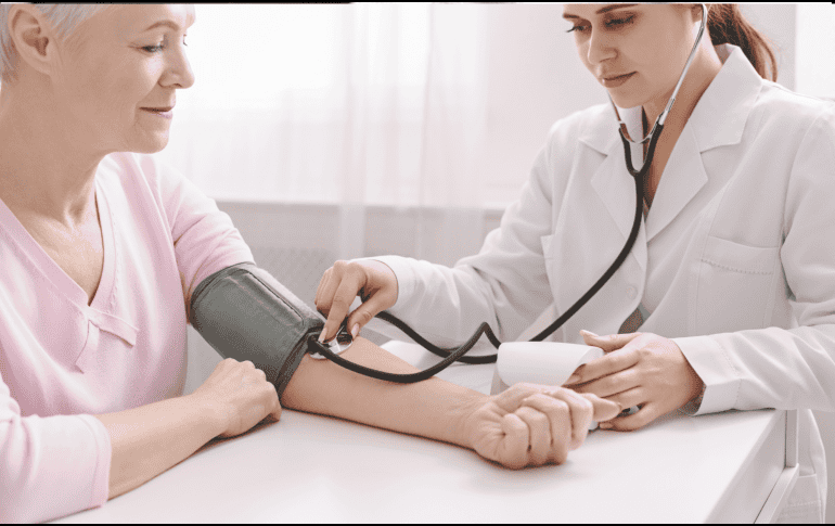 Es importante señalar que estos cambios son fisiológicos. No obstante, fluctuaciones excesivas o elevaciones constantes pueden indicar hipertensión u otros problemas de salud. CANVA