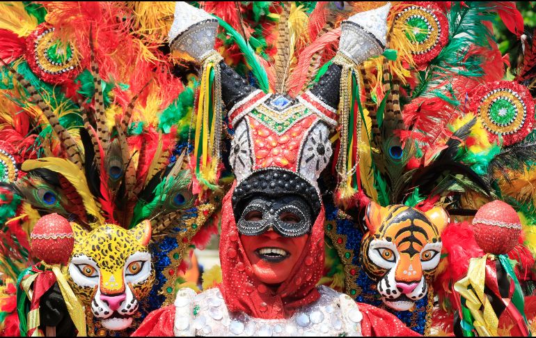 Los grupos de bailarines y músicos transformaron la calle en un río de magia y colorido que reunió el talento y la creatividad de las comparsas. EFE/R. Maldonado
