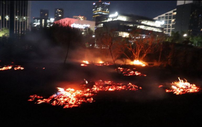 Elementos de Bomberos ya se encuentran en el lugar realizando maniobras para contener y sofocar el fuego. FACEBOOK / Protección Civil y Bomberos Zapopan