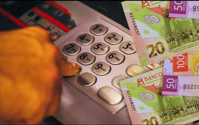 Miles de trabajadores recurren a sus ahorros para el retiro ante la falta de empleo, comprometiendo su pensión futura para solventar gastos inmediatos. ESPECIAL