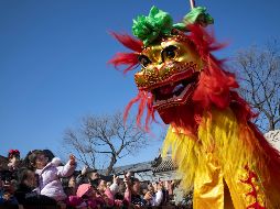 BEIJING (China), 17/02/2026.- Attendees look at performers taking part in a lion dance at the Dongyue Temple on the day of the Chinese Lunar New Year in Beijing, China, 17 February 2026. The Chinese New Year, also known as Lunar New Year, begins on 17 February, ushering in the Year of the Fire Horse with festivities running during the Spring Festival until the Lantern Festival on 03 March. EFE/EPA/ANDRES MARTINEZ CASARES
