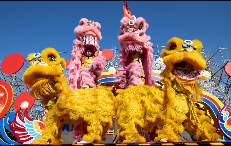 Aspectos de la danza del león en China. EFE / EPA / ANDRES MARTINEZ CASARES