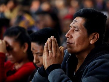La ceniza que se utiliza en esta celebración no es cualquier polvo; proviene de las palmas bendecidas durante el Domingo de Ramos del año anterior. EFE/ ARCHIVO