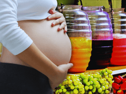 Las mujeres embarazadas deben tener especial cuidado en los alimentos y bebidas que consumen porque podría afectar la gestación de su bebé. ESPECIAL / CANVA