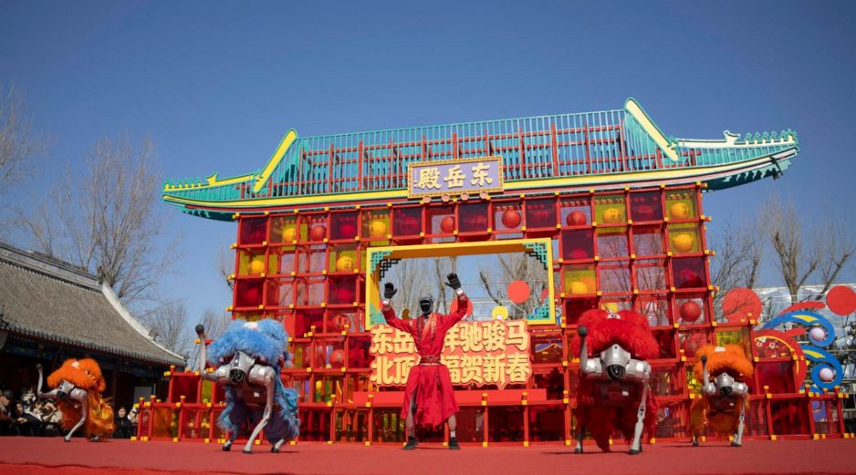 La actuación refleja el impulso de China por desarrollar robots más avanzados, impulsados por capacidades mejoradas de IA, y posicionarlos no solo en la industria, sino también en el ámbito cultural y simbólico. EFE / A. Martínez