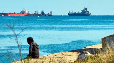 Dos barcos de la Armada de México cargados con alimentos y productos de aseo atracaron el jueves en el Puerto de La Habana. EFE