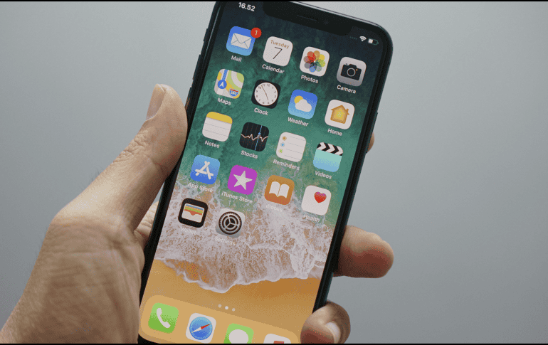 Cada cierto tiempo el sistema operativo de los iPhone se debe de actualizar para mejorar su rendimiento. UNSPLASH / B. HERNAWAN