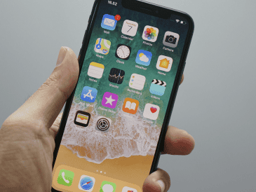 Cada cierto tiempo el sistema operativo de los iPhone se debe de actualizar para mejorar su rendimiento. UNSPLASH / B. HERNAWAN