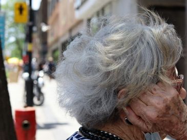 ¿Por qué las canas son más difíciles de manejar? UNSPLASH / M. AUSEJO