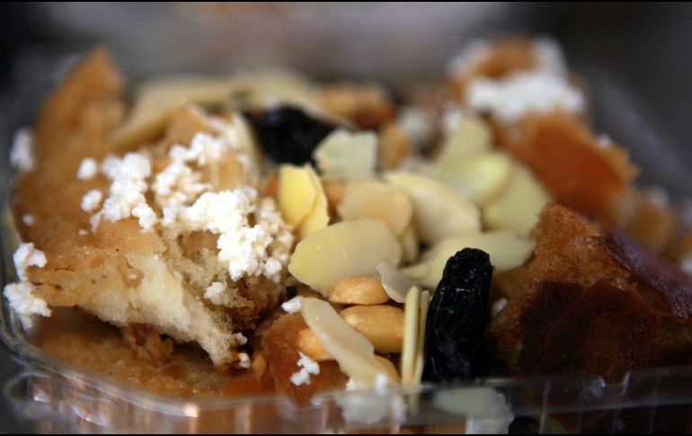 La capirotada, que se elabora con pan, piloncillo, semillas, queso y otros ingredientes dependiendo de la región, a menudo genera cuestionamientos acerca de si es sano o no consumirlo. EL INFORMADOR / ARCHIVO