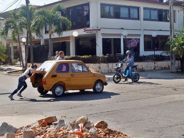 Una mujer empuja un vehículo este martes, en La Habana (Cuba). La posibilidad de un diálogo entre Washington y La Habana que permita una desescalada ha vuelto a abrirse paso con las últimas declaraciones de la administración Trump, EFE/ E. Mastrascusa