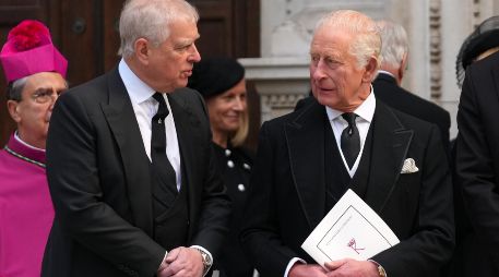 El entonces príncipe Andrés de Inglaterra y el rey Carlos III durante el funeral de la duquesa de Kent, el 16 de septiembre de 2025. AP/J. Chan