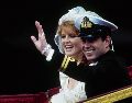 El príncipe británico Andrés, junto con su esposa Sarah, saluda desde su carruaje tirado por caballos al salir de la Abadía de Westminster tras su boda en Londres, el 23 de julio de 1986. AP/D. Caulkin