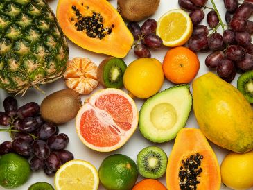 En definitiva, las personas con diabetes pueden consumir cualquier fruta, siempre que presten atención al tamaño de la porción y al índice glucémico. Unsplash