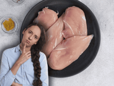 En muchos creyentes se manifiesta la duda de si el pollo es uno de los alimentos que también debe excluirse de la dieta durante la Cuaresma. ESPECIAL/Unsplash/Canva